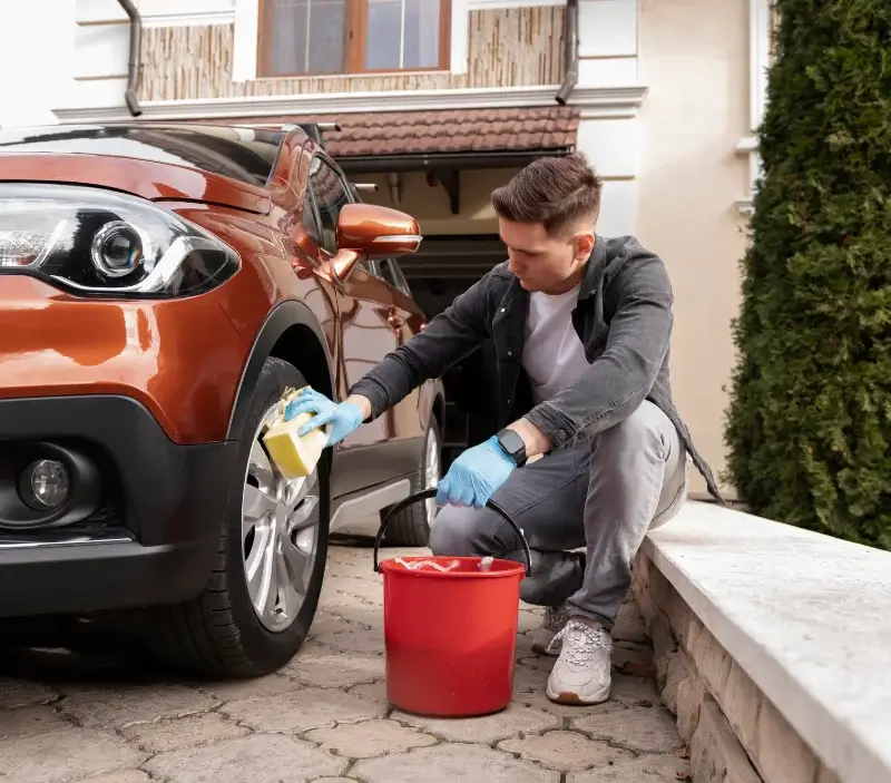 Lavage auto à domicile Moussy-le-Neuf : professionnel intervenant sur un véhicule